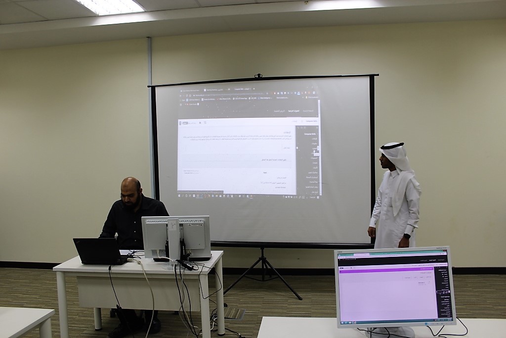 عمادة التعلم الإلكتروني والتعليم تقدم دورة تدريبية عن نظام البلاك بورد والفصول الافتراضية المستوى الأساسي لأعضاء هيئة التدريس في الكلية – الفصل الأول 40-1441